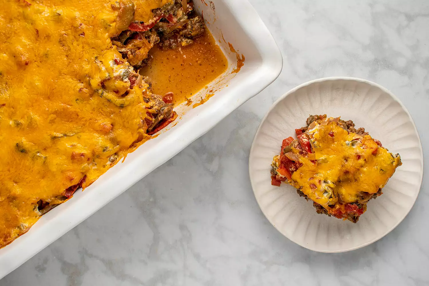 Fatias de cassarola John Wayne em um prato ao lado da assadeira cheia