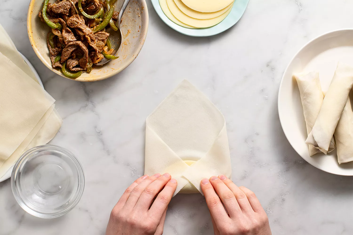 Recheio de cheesesteak embrulhado em massa para rolinho