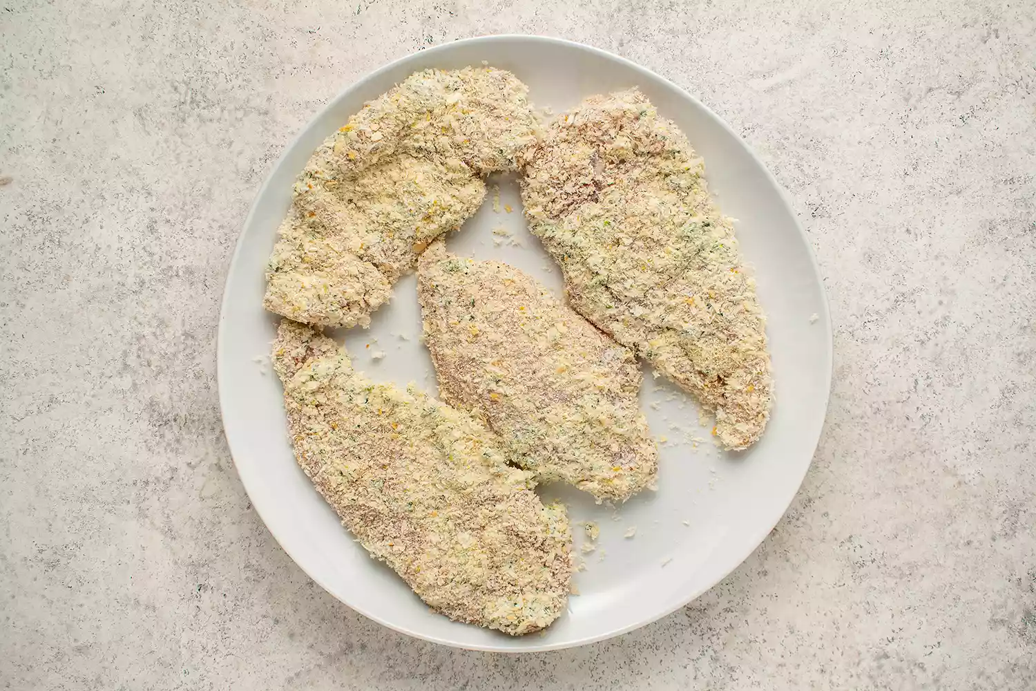 Frango empanado em um prato