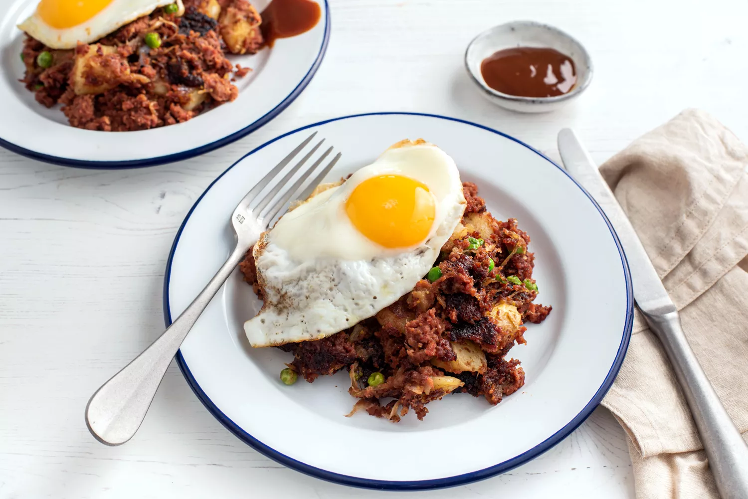 Ovo frito em cima do British Corned Beef Hash
