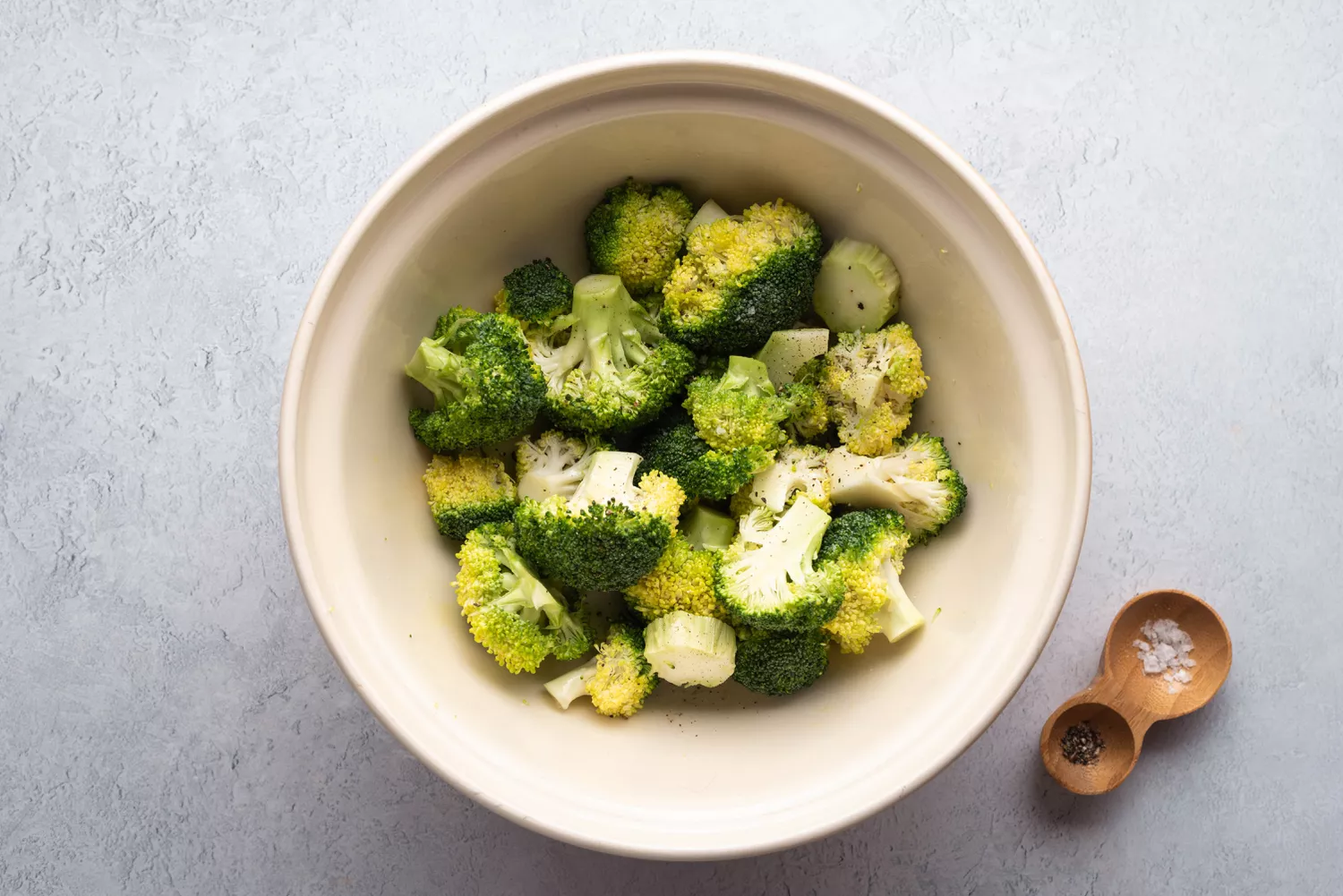 Corte a cabeça do brócolis em floretes e regue com óleo