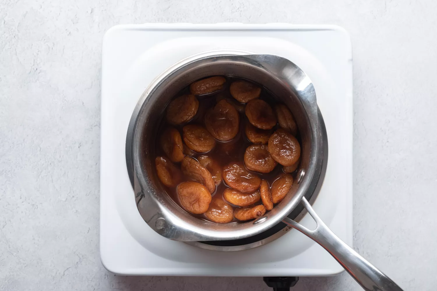 damascos com líquido de cozimento reduzido na panela