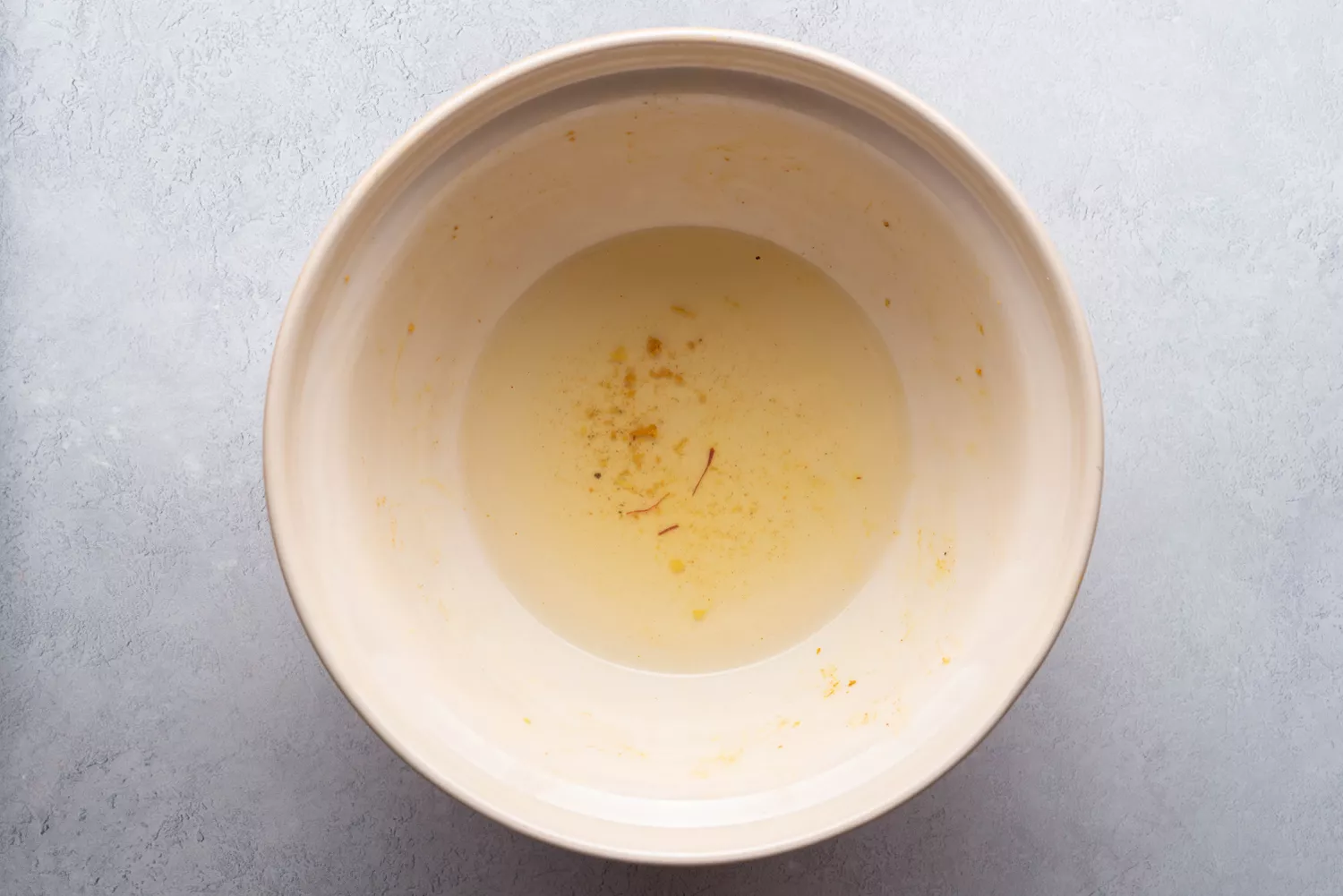 água na tigela que anteriormente tinha frango com marinada