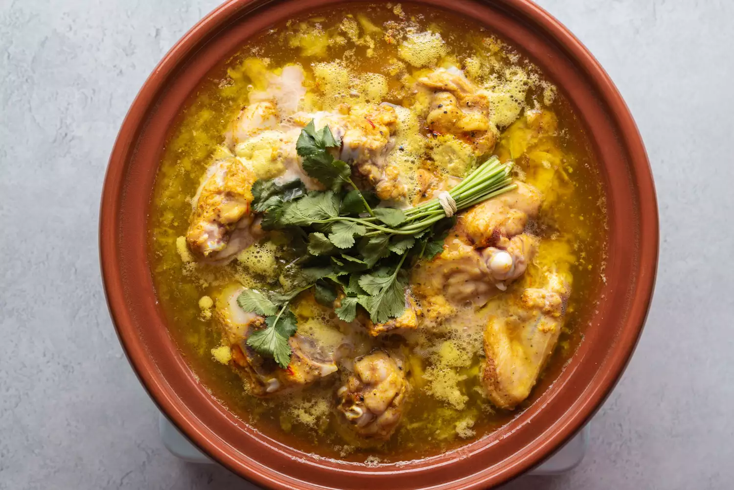 tagine fervendo cheio de frango