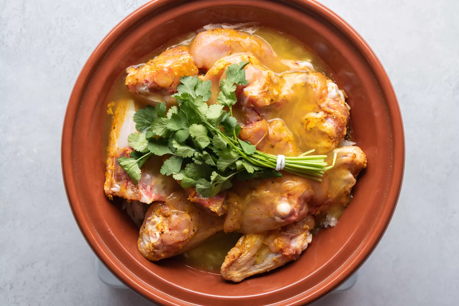 buquê de coentro e caldo no tagine com outros ingredientes