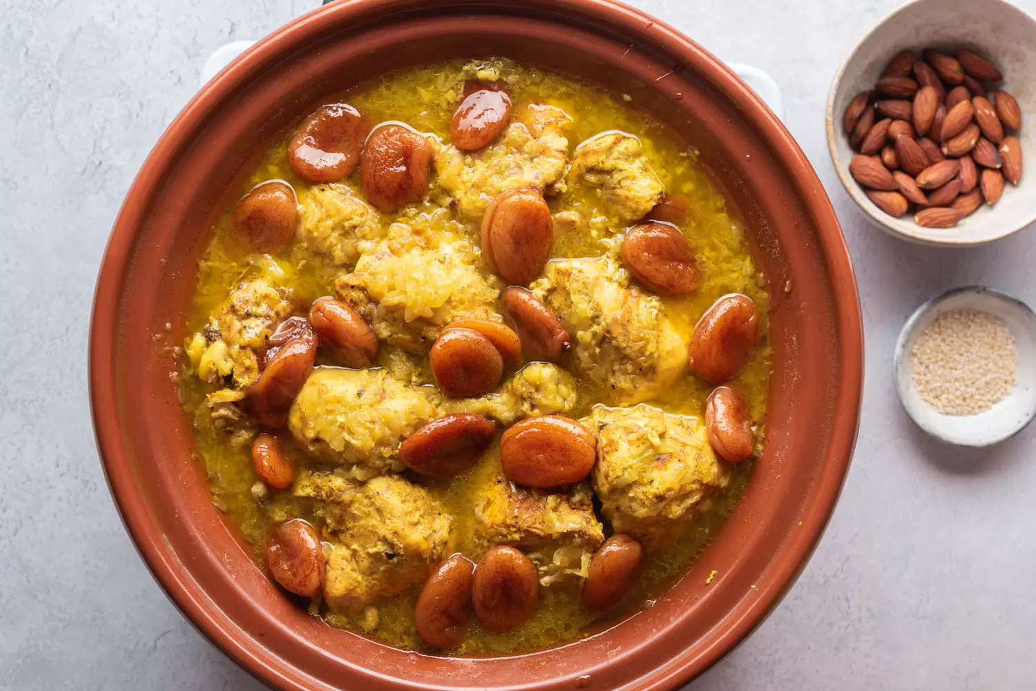 tagine de frango finalizada com damascos e amêndoas para guarnição