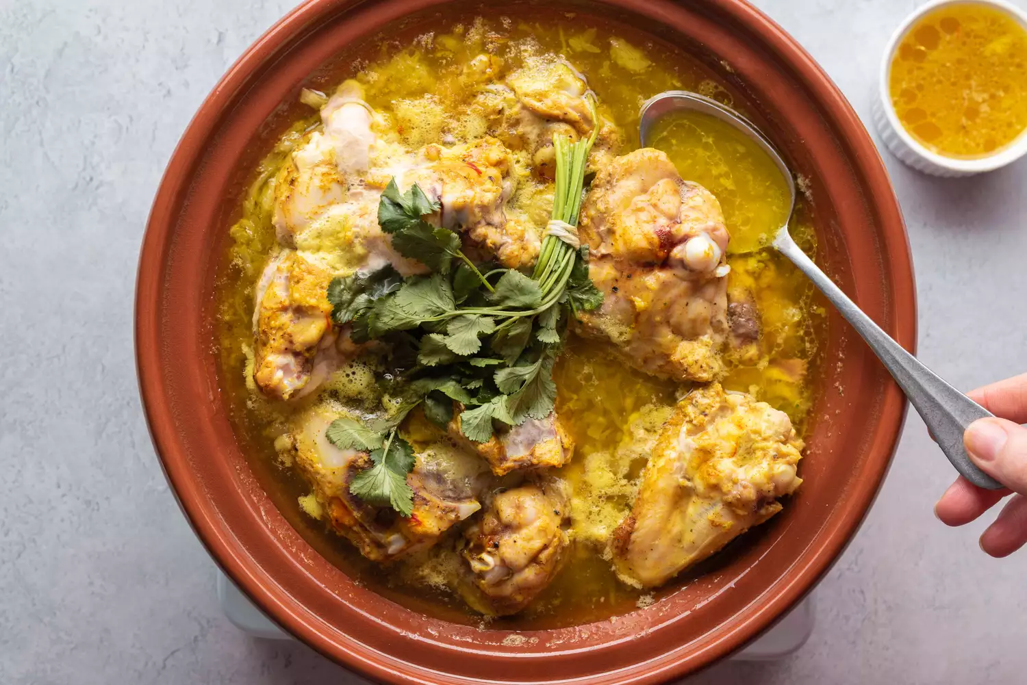 colher no tagine retirando um pouco dos líquidos de cozimento