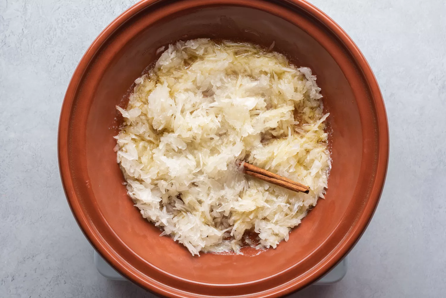 cebolas e canela no tagine com manteiga