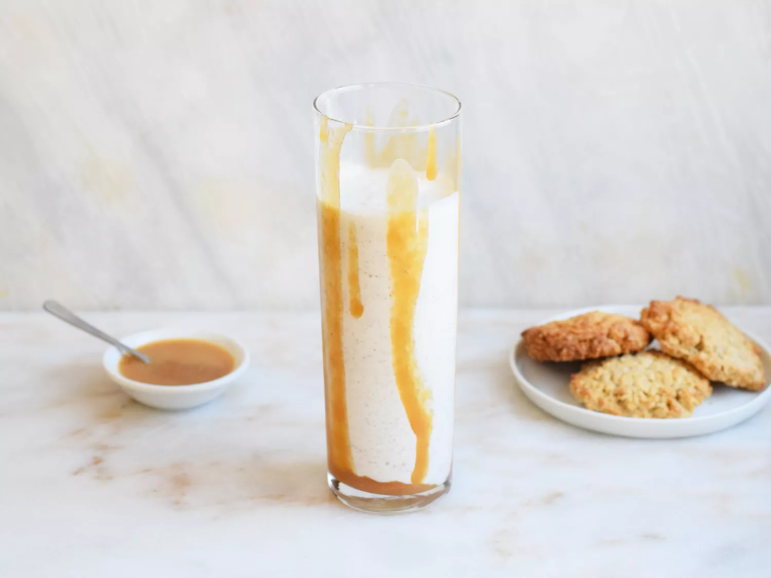 milkshake de leite de aveia em um copo grande com biscoitos