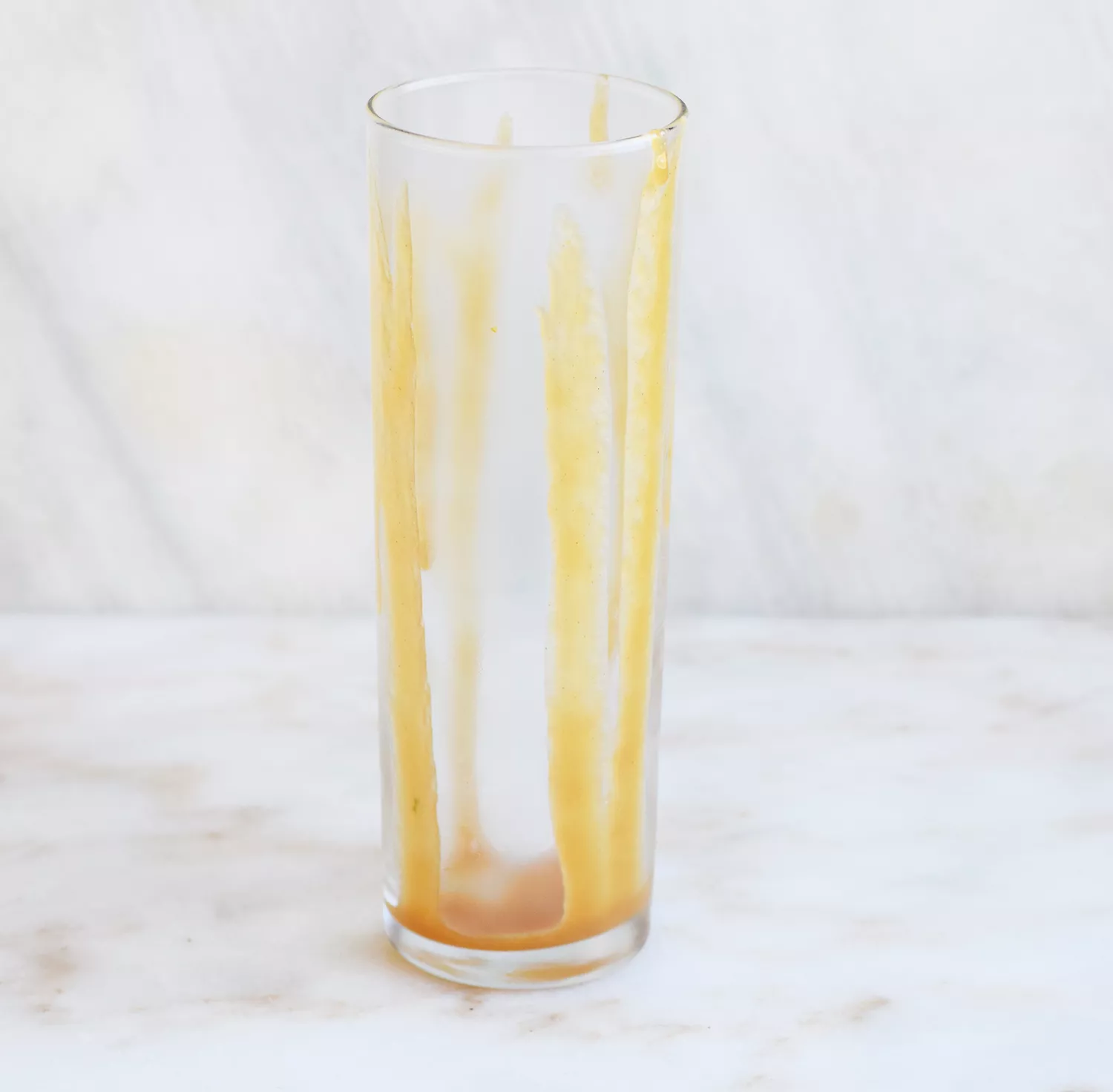 molho de caramelo dentro de um copo