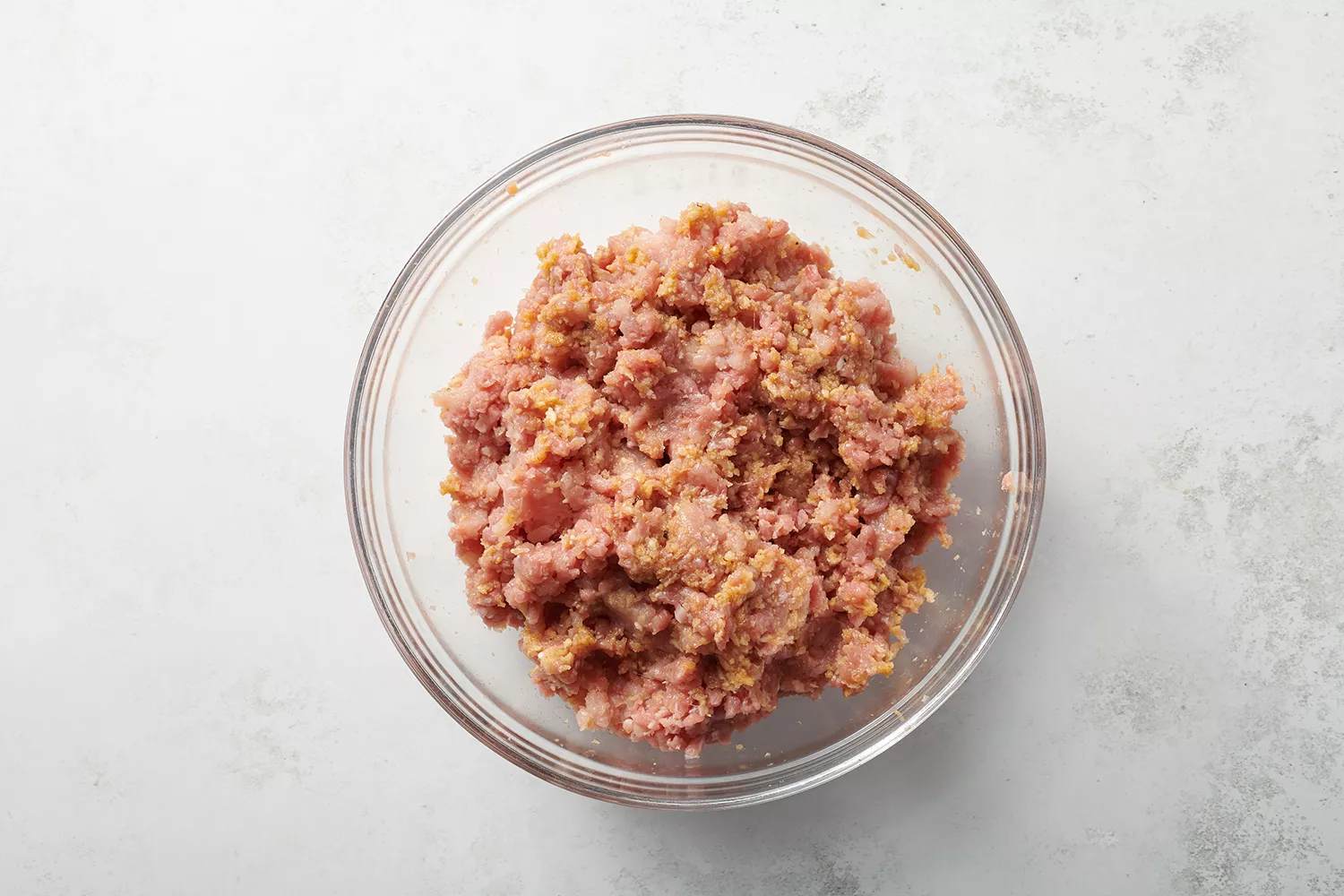 carne de peru com mistura de pão em uma tigela de vidro