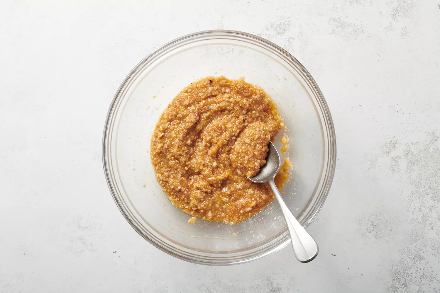 mix de pão, ovos e temperos em uma tigela de vidro