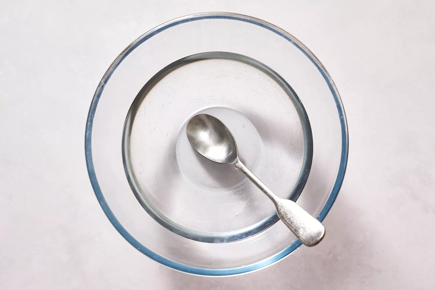 Sal e água em uma tigela de vidro com uma colher