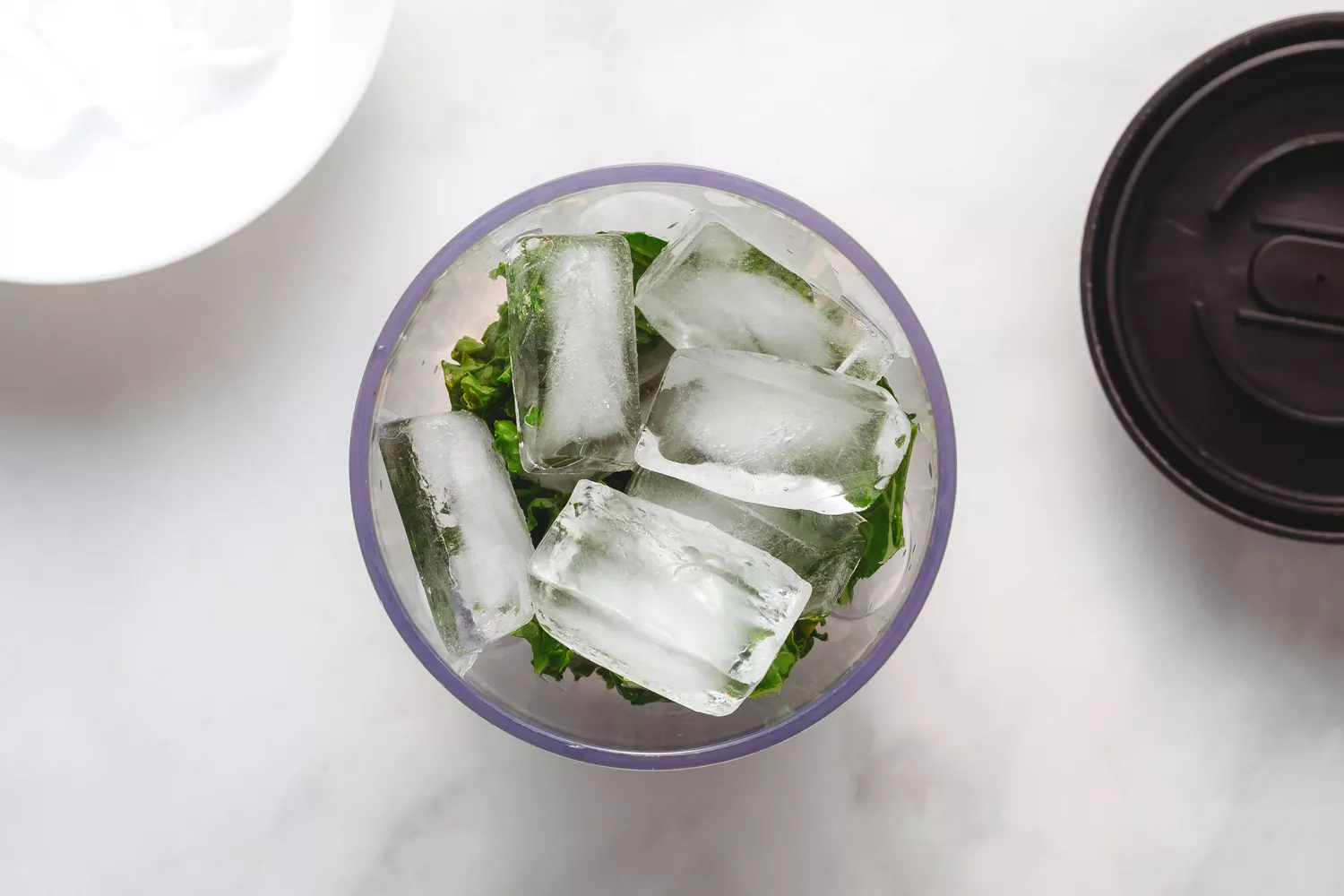 kale, gelo, banana, pera, leite de amêndoa, gengibre, mel, extrato de baunilha e canela moída no liquidificador