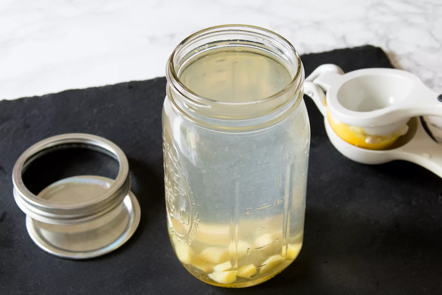 Misturando Switchel de Mel e Gengibre