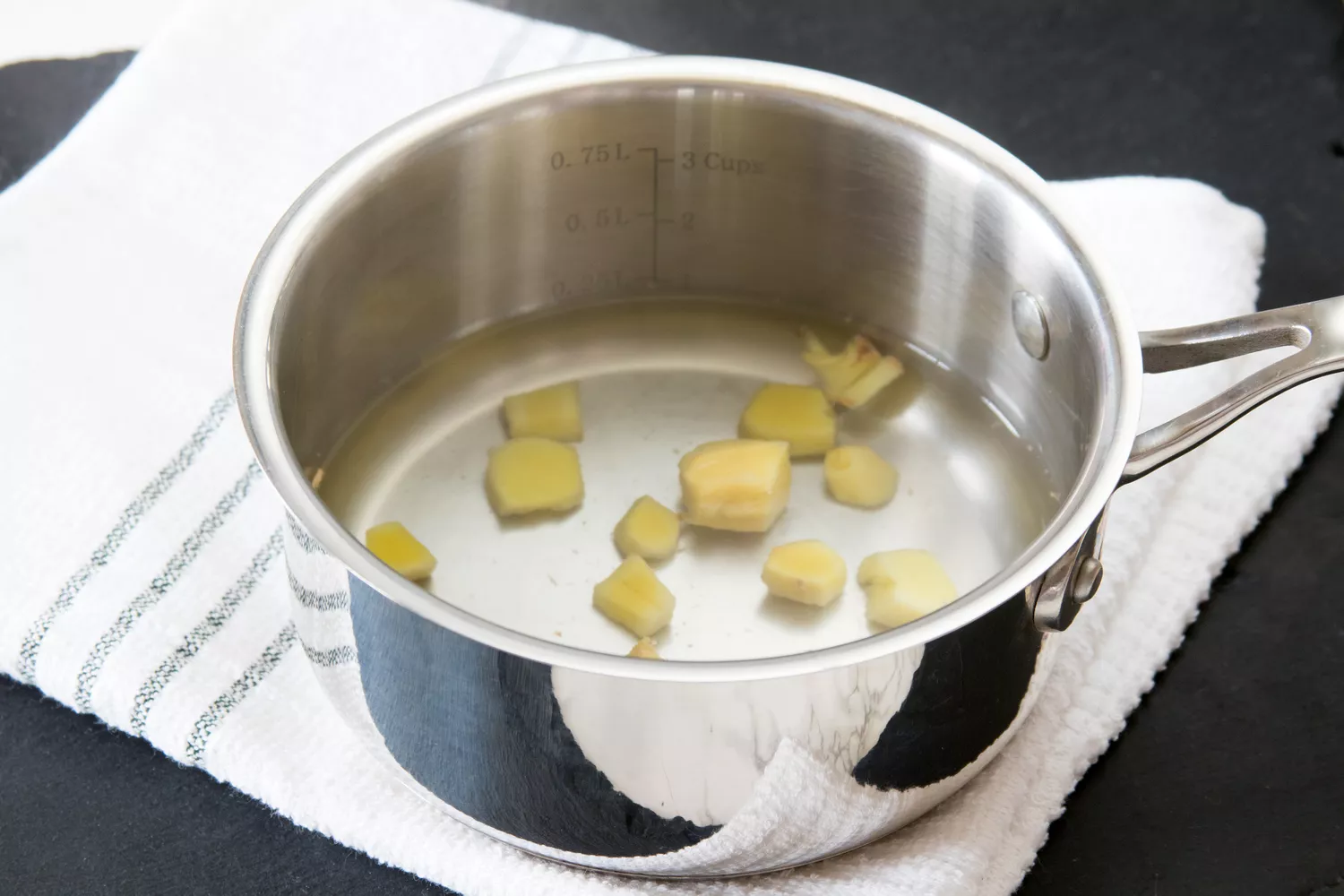 Fazendo Água de Gengibre para Switchel