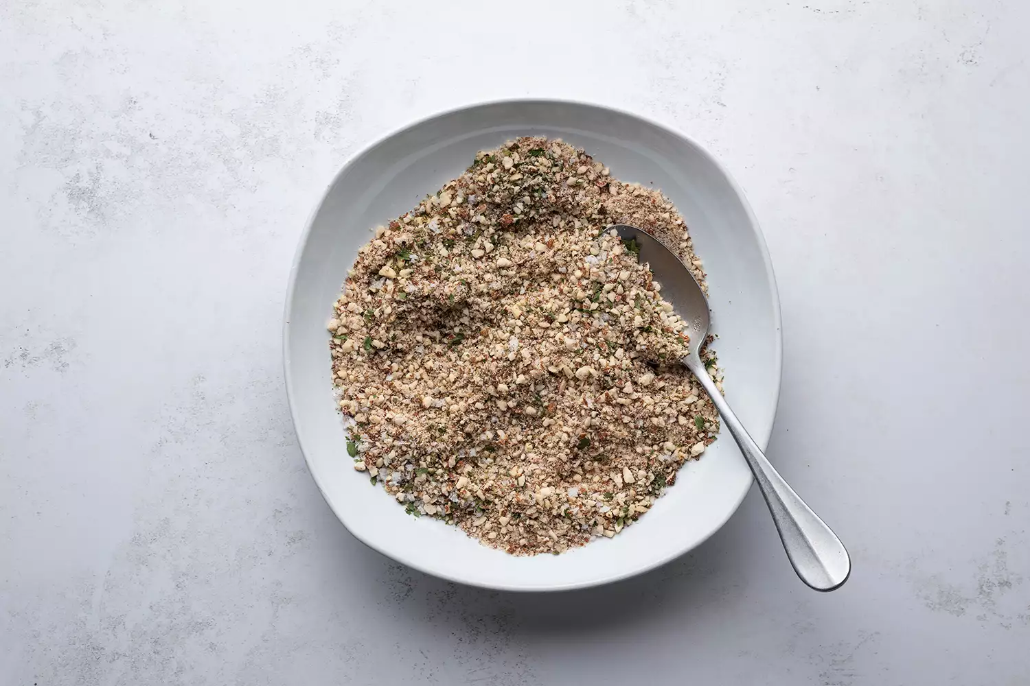 Farinha de amêndoa, sal, pimenta, salsa seca e orégano seco em uma tigela