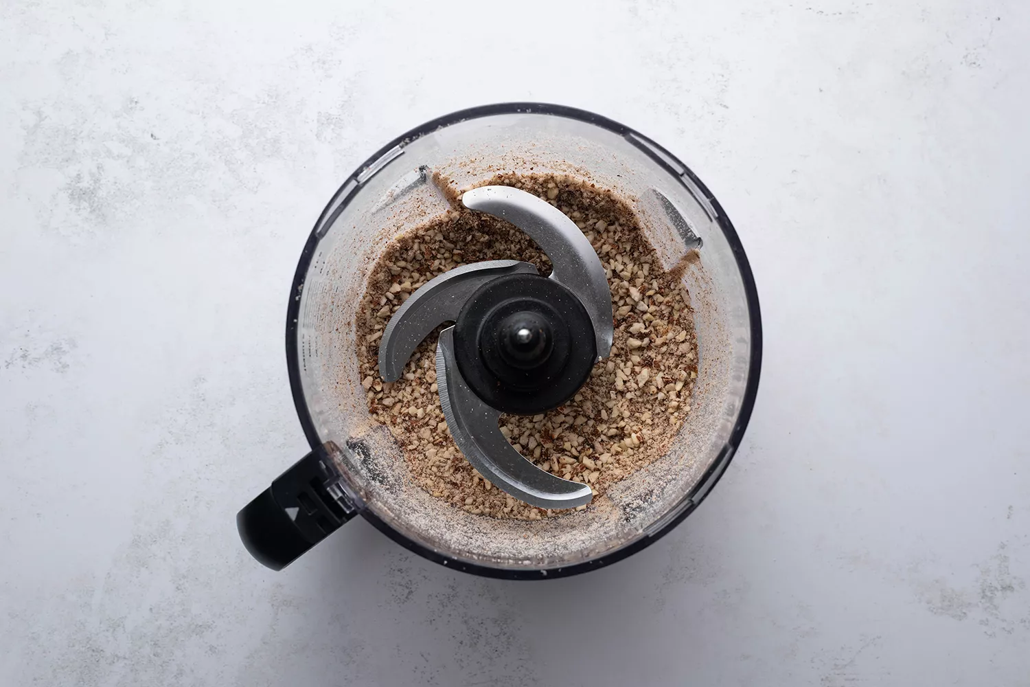 Amêndoas em um processador de alimentos