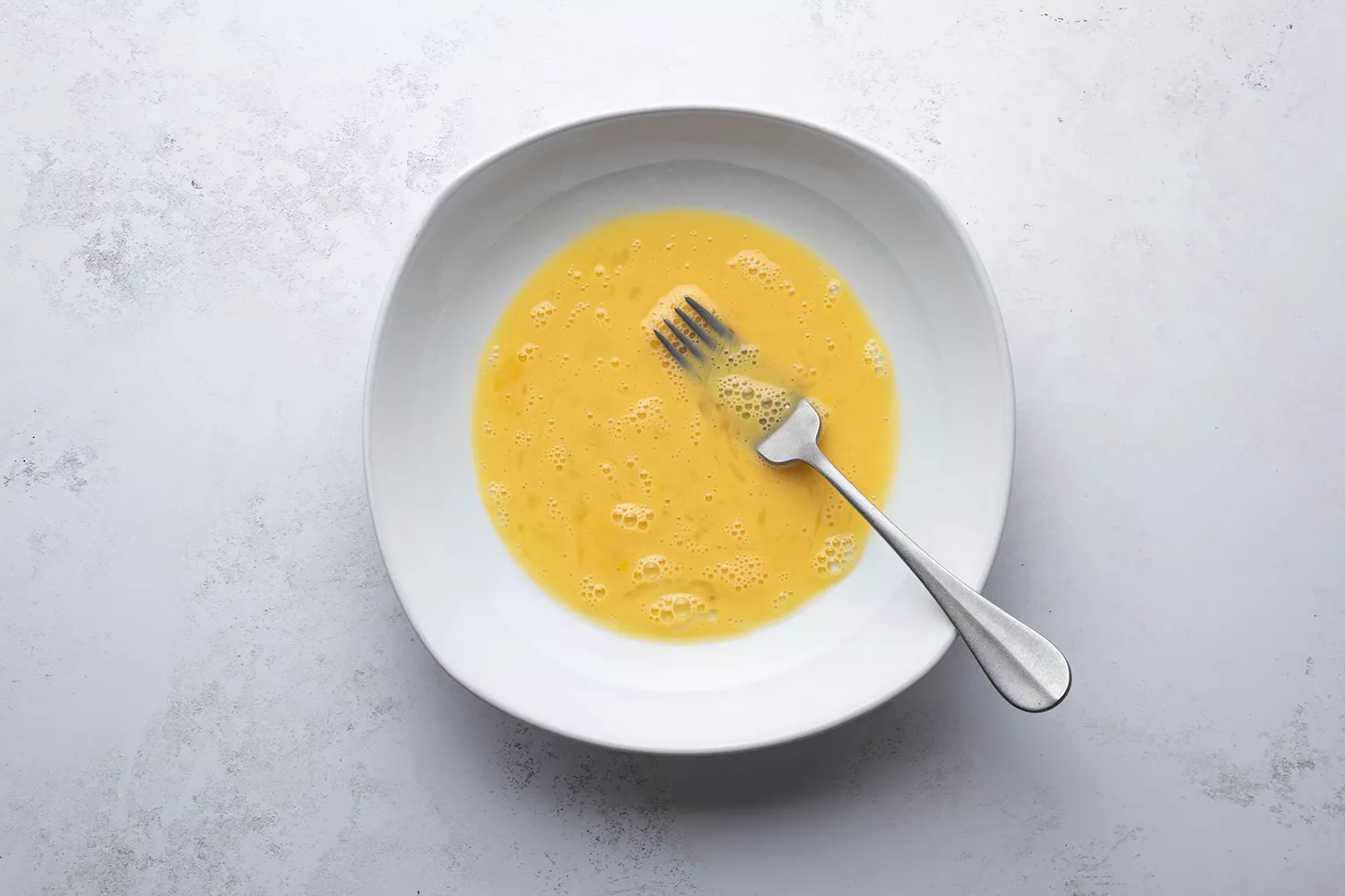 Mistura de ovo e água em uma tigela