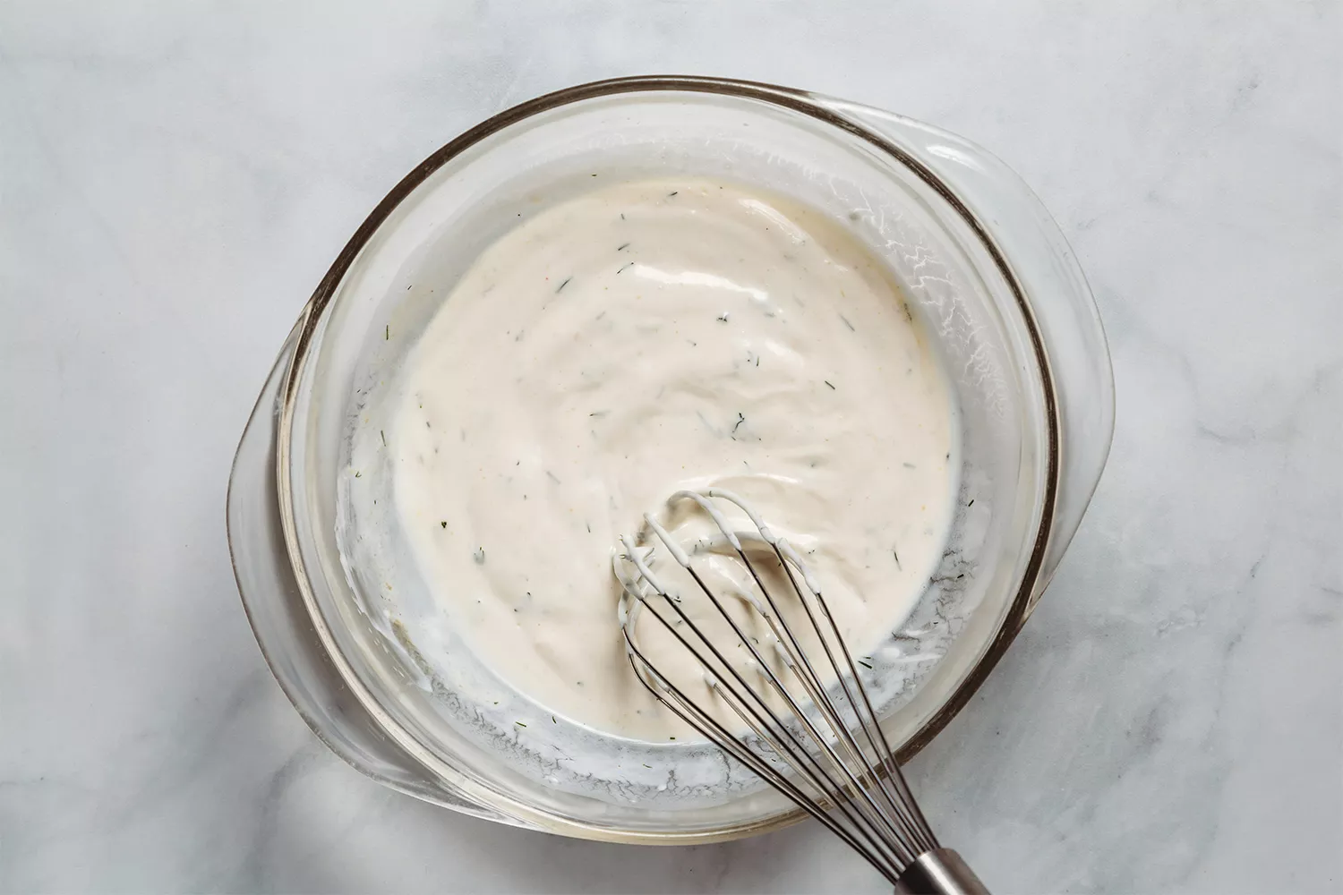 Endro, alho em pó, cebola em pó, vinagre de maçã e sal adicionados à mistura de creme de leite