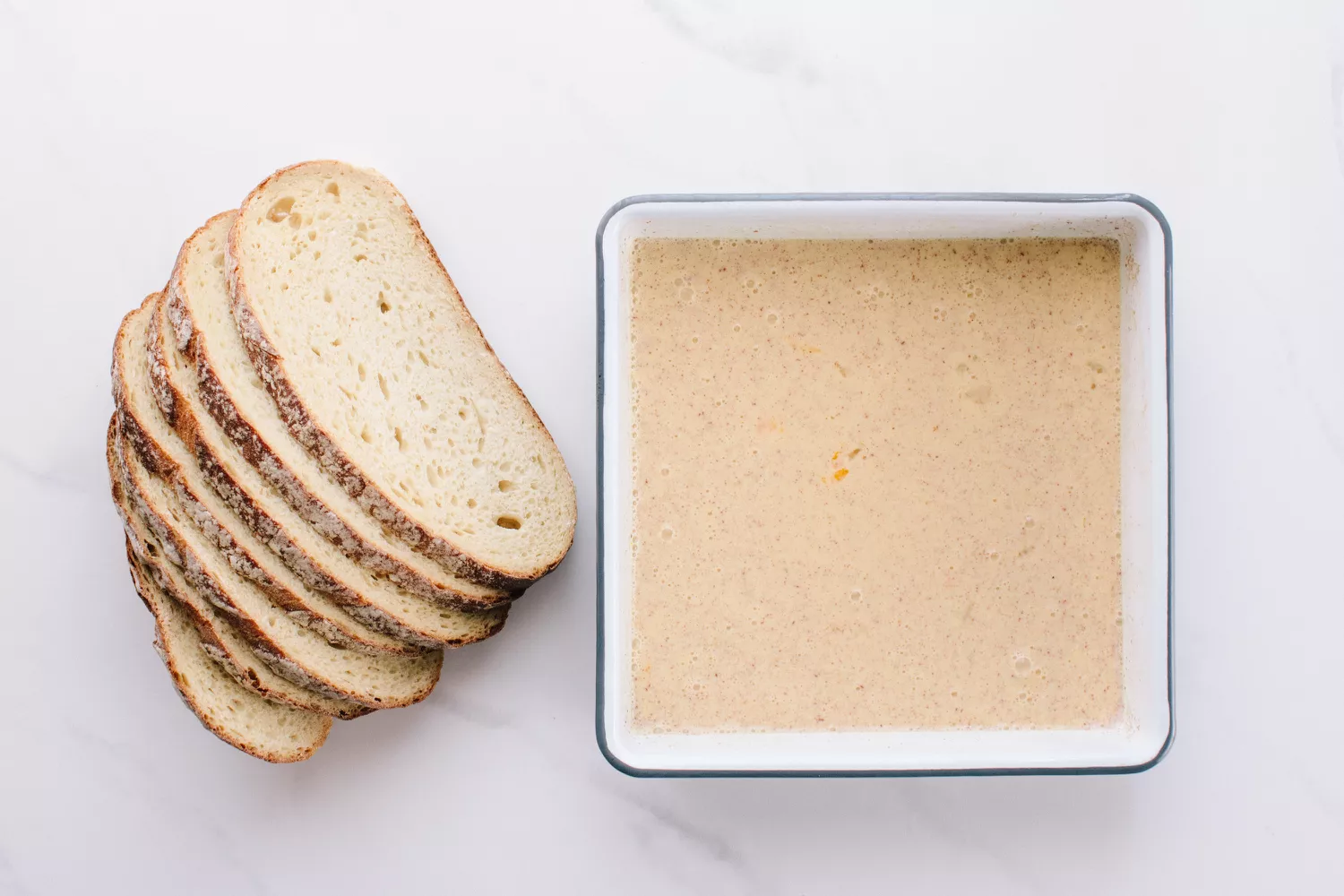 Massa de pão de fermentação natural e torrada francesa em um prato