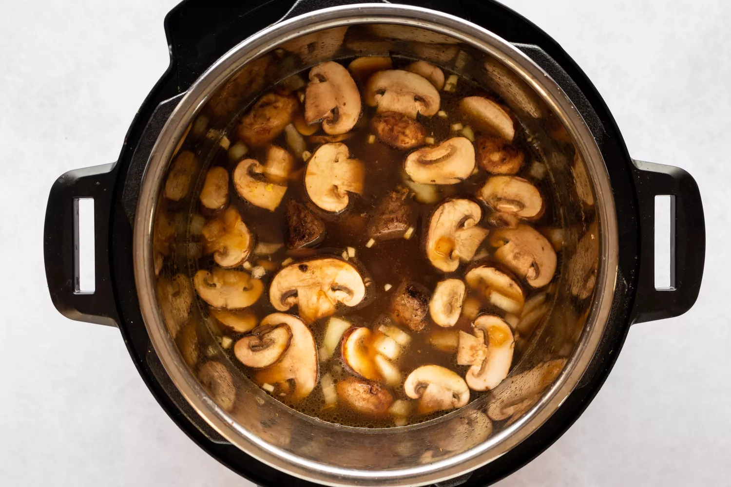 Caldo de carne, vinho, molho inglês e mostarda adicionados