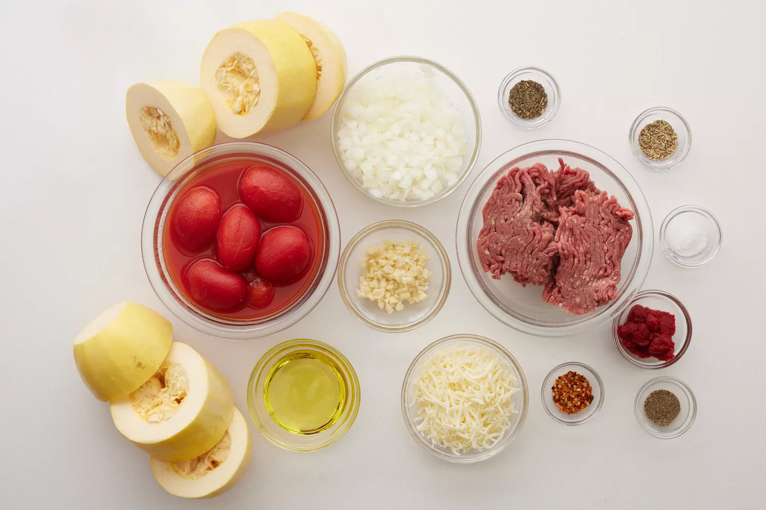 Ingredientes para fazer uma caçarola de abóbora espaguete com carne moída