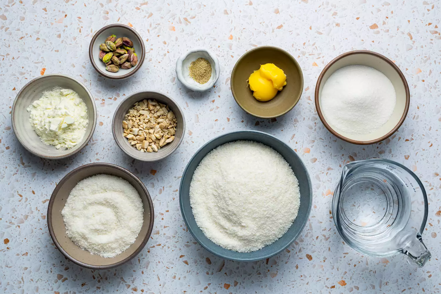 Ingredientes para fazer laddu de coco