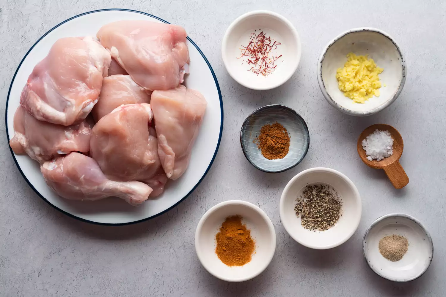 peças de frango e especiarias