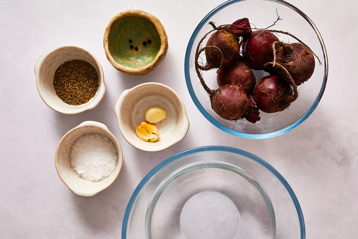 Ingredientes de beterrabas fermentadas em tigelas