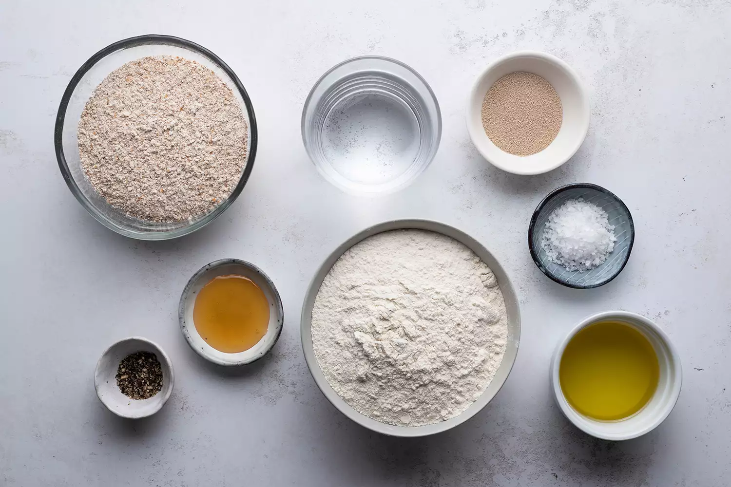 Ingredientes para Focaccia de Pimenta do Reino em tigelas