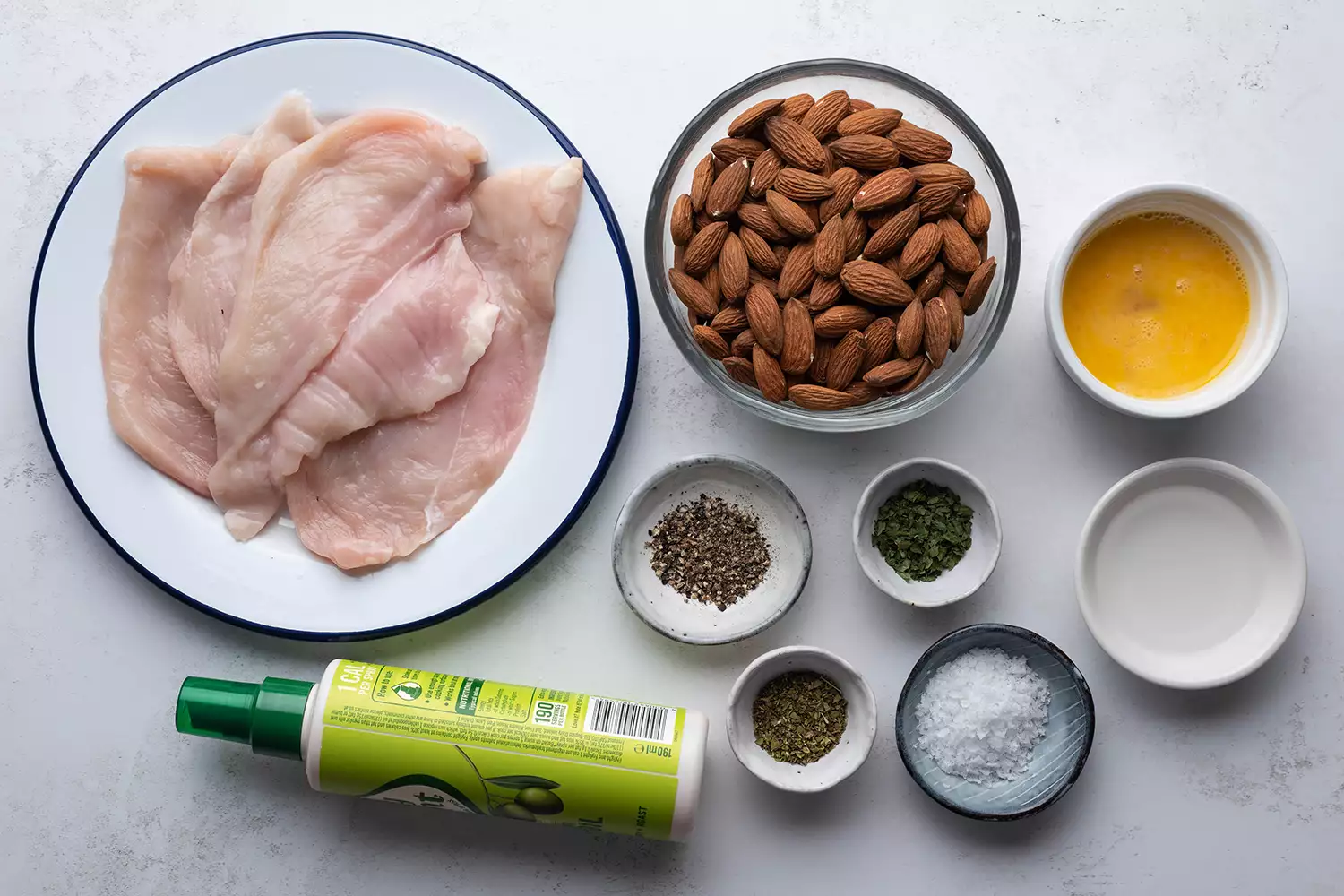 Ingredientes do frango coberto de amêndoa em tigelas