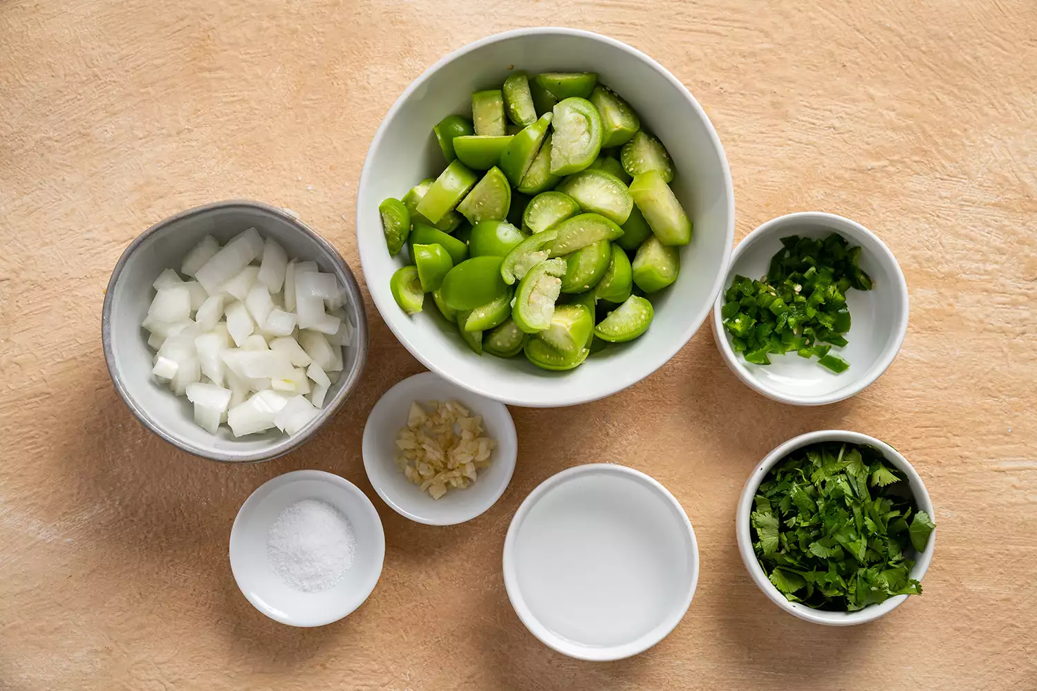 Ingredientes da Salsa Verde em tigelas