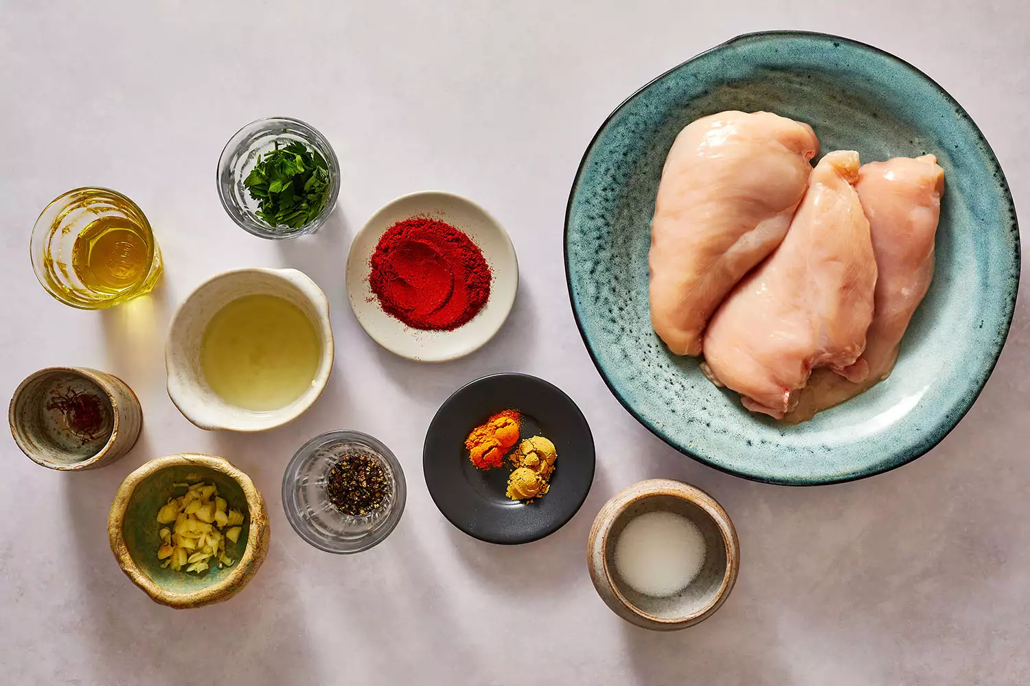 Ingredientes para o frango ou peru marroquino em tigelas