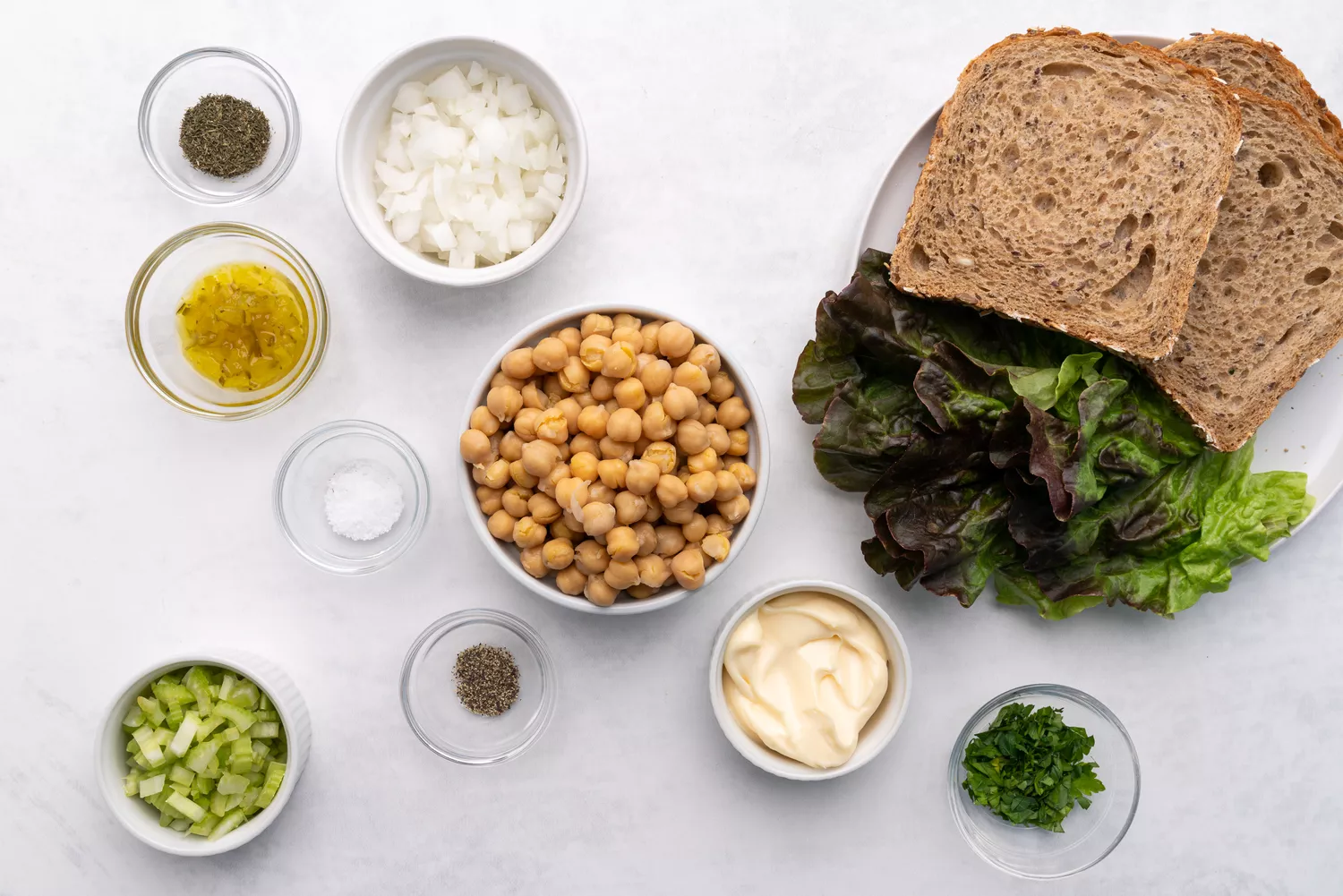 Ingredientes para a receita de salada de atum de grão-de-bico vegana reunidos