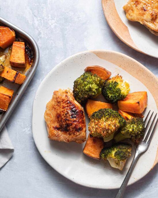 Frango Assado na Assadeira com Batata Doce e Brócolis