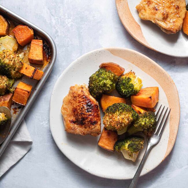 Frango Assado na Assadeira com Batata Doce e Brócolis